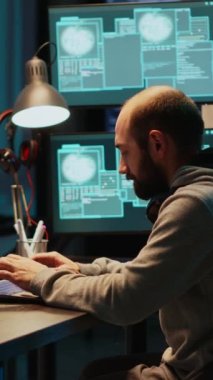 Dikey video: Bilgi yok etmek için genç bir bilişim suçlusu sunucuyu hackliyor, bilgisayar ve birden fazla ekranla kurumsal veri ağına sızıyor. Veritabanını hackleyip sistem verilerini çalmaya çalışıyorum.