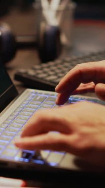 Dikey video: Genç bir adam sunucu güvenliğini kırmak için şifreyi kırıyor, virüsü kullanarak büyük verileri çalıyor. Sistem veritabanına siber saldırı yapmak için tehlikeli bir yazılım kodu.