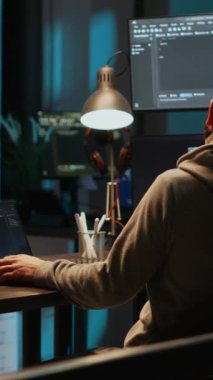 Dikey video: Veritabanı Yöneticisi web geliştirme işinde boyun tasması takıyor, geceleri omurilik hasarı çekiyor. Terminal penceresinde tıbbi omurga destekli programlama uygulaması olan genç bir adam