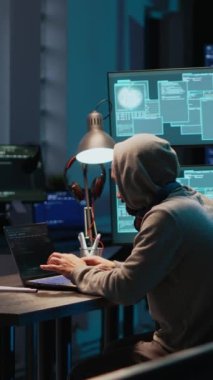 Dikey video: Bilgi işlem dolandırıcılığı, güvenlik sistemini hacklemek, büyük verileri çalmak, siber saldırı ve fidye yazılımı yapmak. Virüs kodlaması kötü amaçlı yazılım yaratıyor ve birden fazla monitör kullanarak veritabanı sunucularına sızıyor.