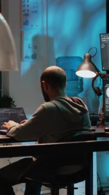 Dikey video: Uygulama geliştirici programlama kaynak kodu ve bilişim bürosundaki başarıyı kutlamak. Değer veren ve kodlama başarısından keyif alan, uygulama geliştirme dili ile çalışan.
