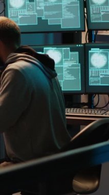 Dikey video: Saldırgan çılgın hacker bilgisayar ağını hackleyemedikten sonra klavye fırlatıyor, bilgisayar sunucusuna virüs yüklüyor. Siber terörist sinirli davranıyor ve sistem bilgilerini çalmaya çalışıyor.