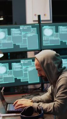 Dikey video: Tehlikeli bilişim kodlayıcısı güvenlik ihlali üzerinde çalışıyor, veri sunucusuna siber saldırı yaratıyor. Bilgisayar sistemi ve yazılımın hacklenmesi, veritabanı güvenliğini aşmak ve program bilgilerini çalmak