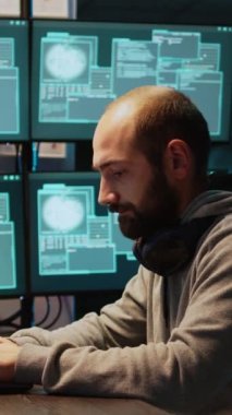 Dikey video: Stresli bilişim kodlayıcısı bilgisayardaki güvenlik sistemini hackliyor, bilgisayardan büyük veriler çalmak için bilgisayar kötü amaçlı yazılım kullanıyor. Geceleri veritabanını hacklemek için birden fazla monitörle çalışmak, rahatsız edilmek...