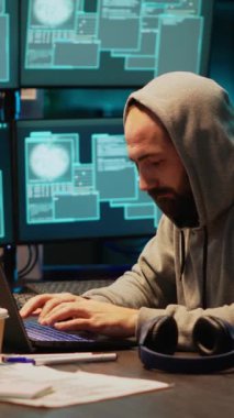 Dikey video: Tehlikeli bir programcı büyük verileri çalmak için güvenlik sistemini hackliyor, siber saldırı ve fidye yazılımı yapıyor. Virüs kodlamak kötü amaçlı yazılım oluşturmak ve çoklu kullanım kullanarak veritabanı sunucularına girmek için