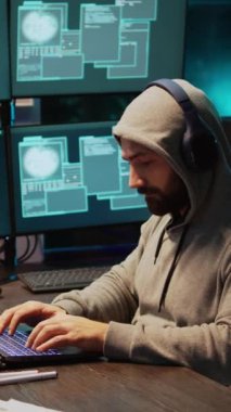 Dikey video: Geceleyin bilgisayar yazılımı ve sunucu hatası üretmek için virüs kullanarak hackleme sistemi. Veri hırsızı yazılım uygulamasından bilgi çalıyor, birden fazla monitörle çalışıyor