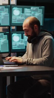 Dikey video: Saldırgan öfkeli suçlu gece ağa sızmaya çalışıyor, sistem hataları yüzünden kızgın hissediyor. Sunucu bilgilerini çalmaya çalışırken donanım hatası ile uğraşılıyor, sinirli hırsız