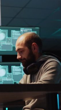 Dikey video: Ofisteki şebekeyi hacklemeye çalışan agresif şiddet içerikli hacker, sistem hataları yüzünden kızgın. Sunucu bilgilerini çalmaya çalışırken donanım hatası ile uğraşılıyor, sinirli hırsız