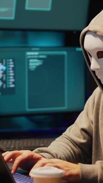 垂直视频 带有匿名面具的黑客破坏安全系统 安装病毒以创建计算机恶意软件并窃取在线数据 蒙面犯罪分子深夜黑客攻击网络服务器 — 图库视频影像