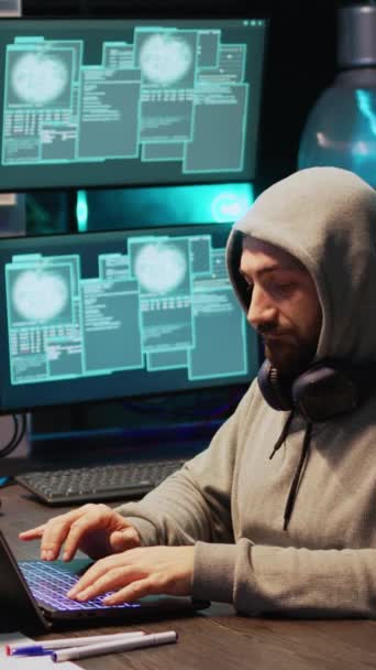 Vertikální Video Muž Hacker Zloděj Prolomit Kybernetické Zabezpečení Serveru Krást — Stock video