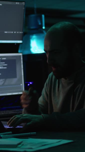 Vídeo Vertical Programador Masculino Bostezando Trabajando Una Nueva Interfaz Sintiéndose — Vídeos de Stock