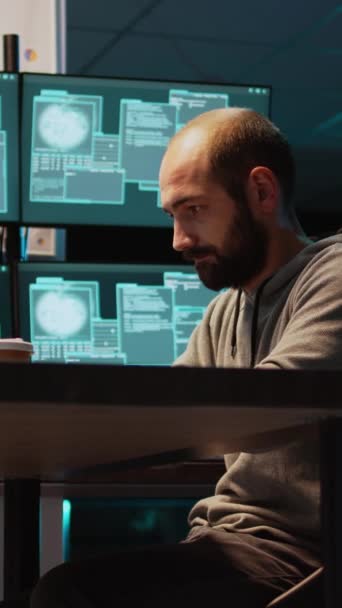 Vídeo Vertical Scammer Cibernético Sentindo Feliz Sobre Sistema Segurança Hacking — Vídeo de Stock