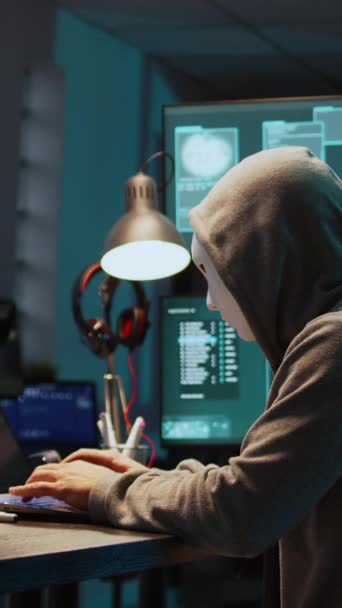 Verticale Video Gemaskerde Datadief Hackt Computernetwerk Nachts Werkt Aan Laptop — Stockvideo