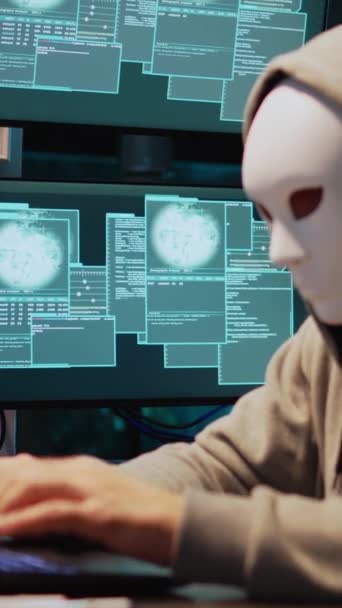 Vidéo Verticale Cybervoleur Masqué Piratant Réseau Informatique Nuit Travaillant Sur — Video