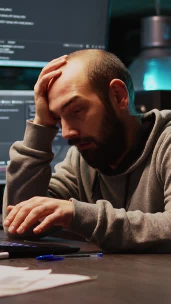 Vídeo Vertical Codificador Masculino Sentindo Sonolento Trabalhando Código Programação Digitando — Vídeo de Stock