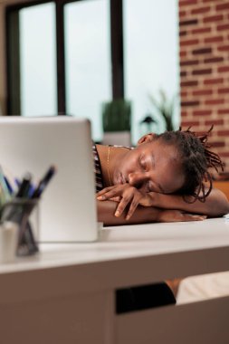 Çok çalışan serbest çalışan, çok çalıştıktan sonra masada uyuyan, uykulu, uzaktan kumandalı, profesyonel tükenmiş. Yorgun öğrenci masasında yatıyor, çalışanı evde uyuyakalıyor.