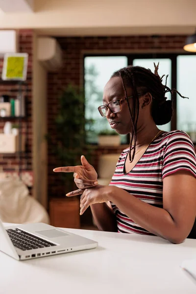 Ciddi Bir Afro Amerikan Çalışanı Video Konferansında Sohbet Ediyor Webinar — Stok fotoğraf