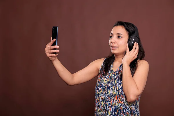 Kulaklıklı Hintli Bir Kadın Akıllı Telefon Görüşmesinde Sohbet Ediyor Telekonferansta — Stok fotoğraf