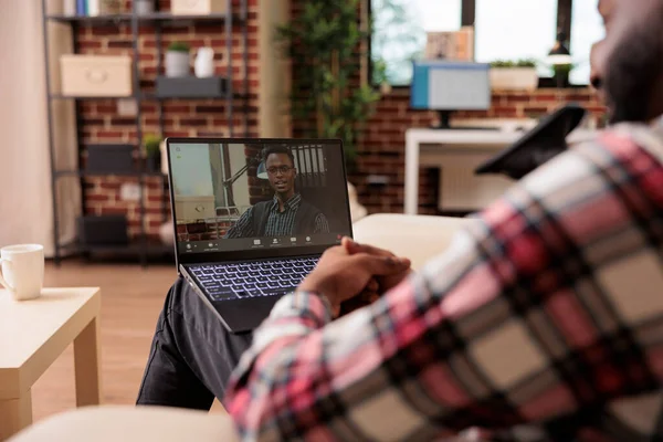 Funcionário Escritório Assistindo Reunião Videocall Line Usando Laptop Webcam Enquanto — Fotografia de Stock