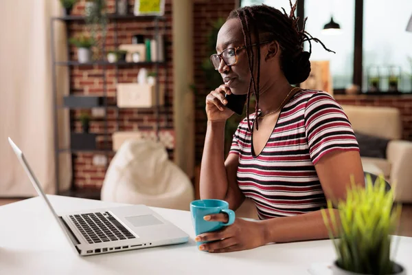 Freelancer Akıllı Telefondan Konuşuyor Laptopla Çalışıyor Ofisinde Çay Içiyor Uzaktan — Stok fotoğraf