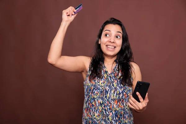Tatmin Olmuş Hintli Müşteri Online Akıllı Telefon Uygulamasında Sipariş Veriyor — Stok fotoğraf