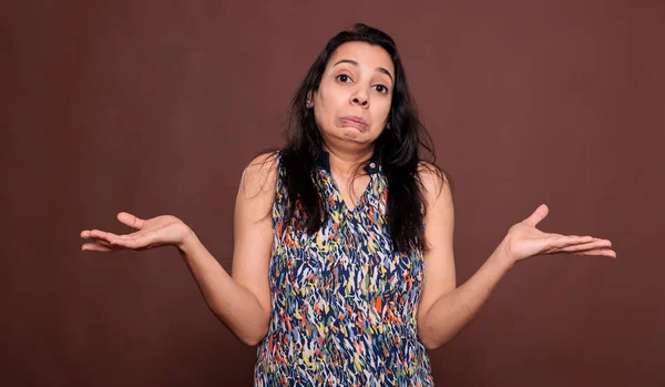 Femme Indienne Confondue Haussant Les Épaules Avec Une Expression Faciale — Photo