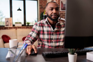 İşletme müdürü masa başında çalışıyor, çevrimiçi veri araştırma bilgilerini analiz ediyor ve uzaktan iş yapıyor. Serbest çalışmak için web sitesindeki evrak raporunu kullanmak, ev ofisi..