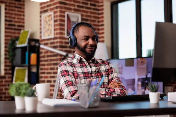 Homem Afro Americano Usando Fones Ouvido Trabalhando Remotamente Computador Casa — Fotografia de Stock