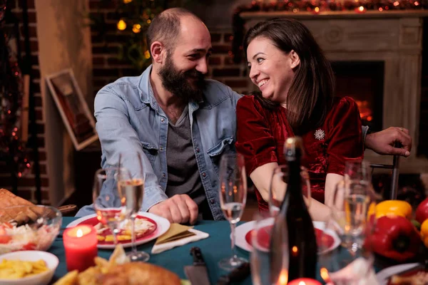 Esposa Sorridente Marido Celebrando Natal Com Família Casal Feliz Conversando — Fotografia de Stock