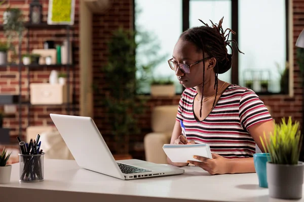 Estudante Assistindo Tutorial Educacional Line Laptop Tomando Notas Bloco Notas — Fotografia de Stock