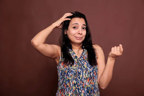 Nachdenkliche Indianerin Reibt Sich Den Kopf Mit Wirrem Gesichtsausdruck Unbeholfener — Stockfoto