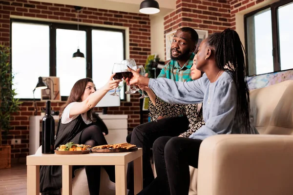 축하하기 집에서 우정을 즐기기 아프리카 미국인 친구와 — 스톡 사진