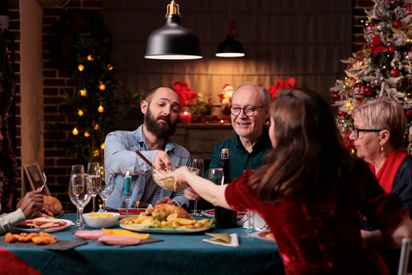 Glückliche Familie Feiert Weihnachten Plaudert Isst Gerichte Festlichen Tisch Hause — Stockfoto