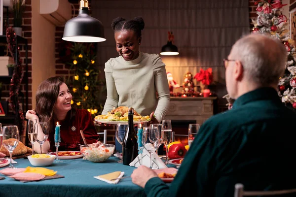 Familienweihnachtsfeier Festliche Tafel Lächelnde Frau Mit Traditionellem Huhn Auf Dem — Stockfoto