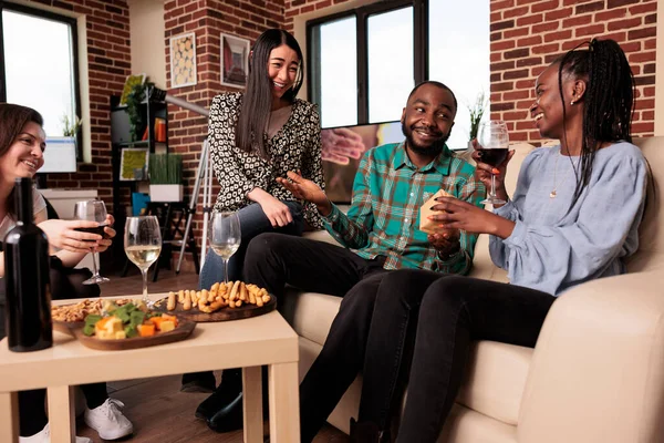 사람들은 파티에서 선물을 교환한다 친구들 모여서 와인을 마시며 아프리카계 — 스톡 사진