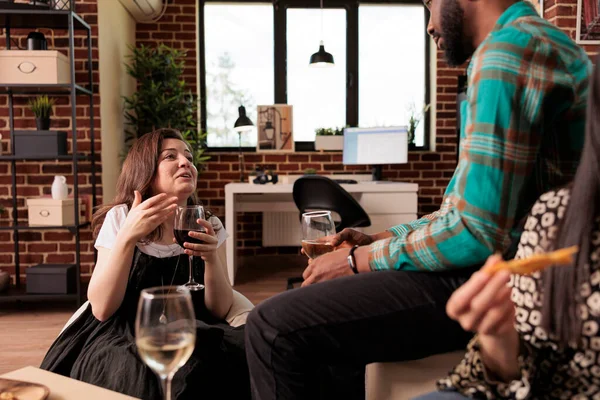 Kulturell Vielfältige Partner Unterhalten Sich Trinken Wein Bei Einem Geselligen — Stockfoto