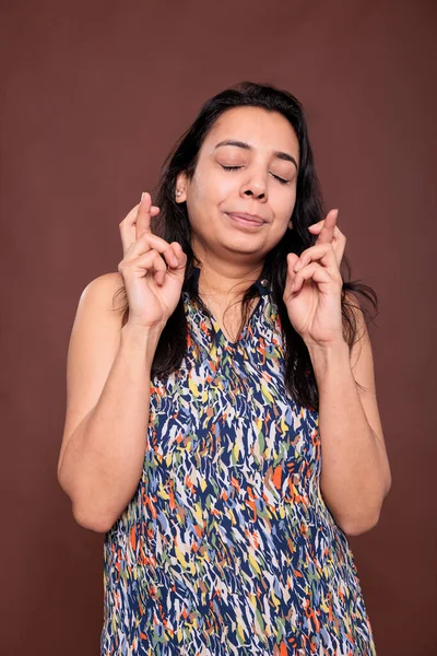 Mulher Indiana Cruzando Dedos Rezando Por Sorte Menina Supersticiosa Ter — Fotografia de Stock