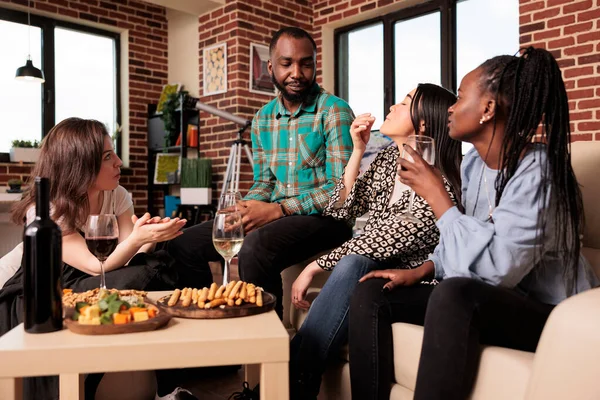 아프리카 미국인젊은 진지하게 이야기하고 토론하고 이야기하고 거실에서의 문화적으로 어른들 대화를 — 스톡 사진