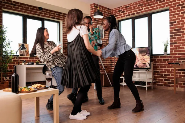 Kulturellt Olika Unga Människor Dansar Cirklar Njuter Musik Trevligt Sällskap — Stockfoto