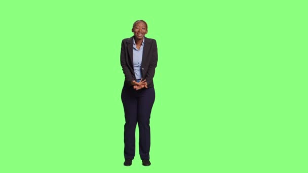 Femme Affaires Faisant Sais Pas Signe Inutile Sur Fond Plein — Video