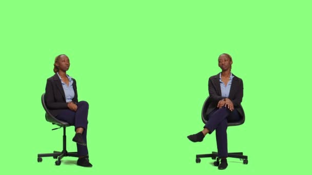 Managerin Sitzt Auf Stuhl Und Wartet Studio Ganzkörper Green Screen — Stockvideo