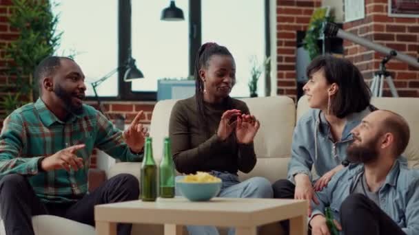Boldog Emberek Nevetnek Beszélgetnek Lógásban Söröznek Nasit Esznek Vidám Barátok — Stock videók