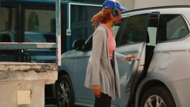 Kurir Wanita Membawa Ransel Keluar Dari Mobil Untuk Mengantarkan Makan — Stok Video