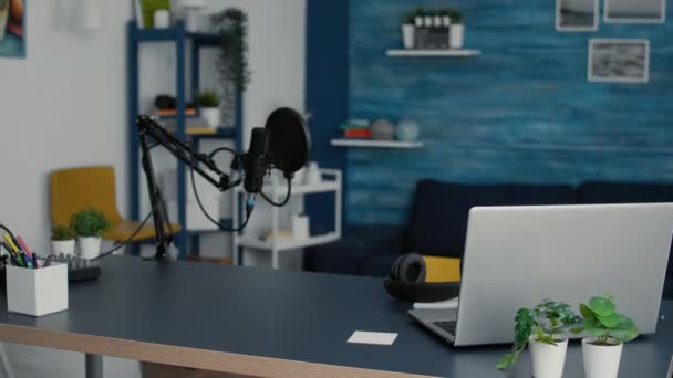 Empty Living Room Studio Desk Modern Laptop Professional Podcast Microphone — 비디오