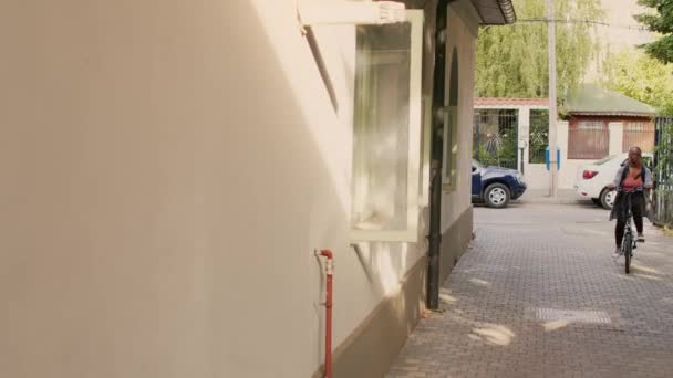 Bisikletli Genç Bir Kurye Restoran Siparişini Vermek Için Müşteri Kapısına — Stok video