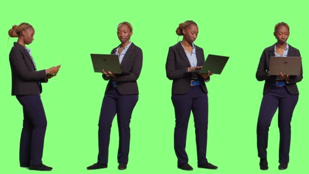 Співробітник Компанії Який Працює Ноутбуці Над Повноцінним Зеленим Тлом Тіла — стокове відео