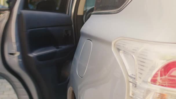 Африканский Американский Перевозчик Выходит Машины Доставить Продовольственную Упаковку Оставляя Автомобиль — стоковое видео