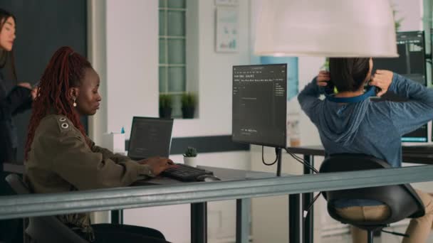 Databas Programer Skriva Källkod Och Skript Terminalfönstret Arbetar Med Dator — Stockvideo