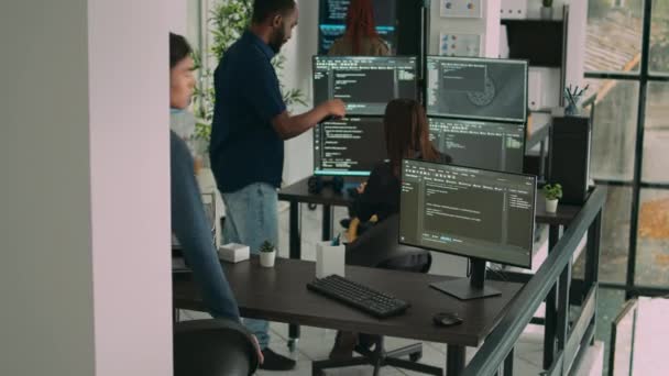 数据库程序员在软件公司办公室的计算机上编写代码 显示人工智能算法 开发人员编码系统接口和与数据服务器的合作 — 图库视频影像