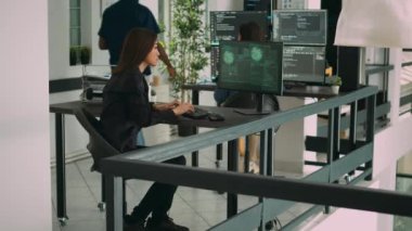 Yazılım geliştiricileri hacklenen çevrimiçi sistemle ilgileniyor, bilgisayardaki kritik hataya bakıyor. Veritabanını kaydeden kodlayıcılar ve ağ üzerinde programlama bilgileri, o geliştirme ajansı.